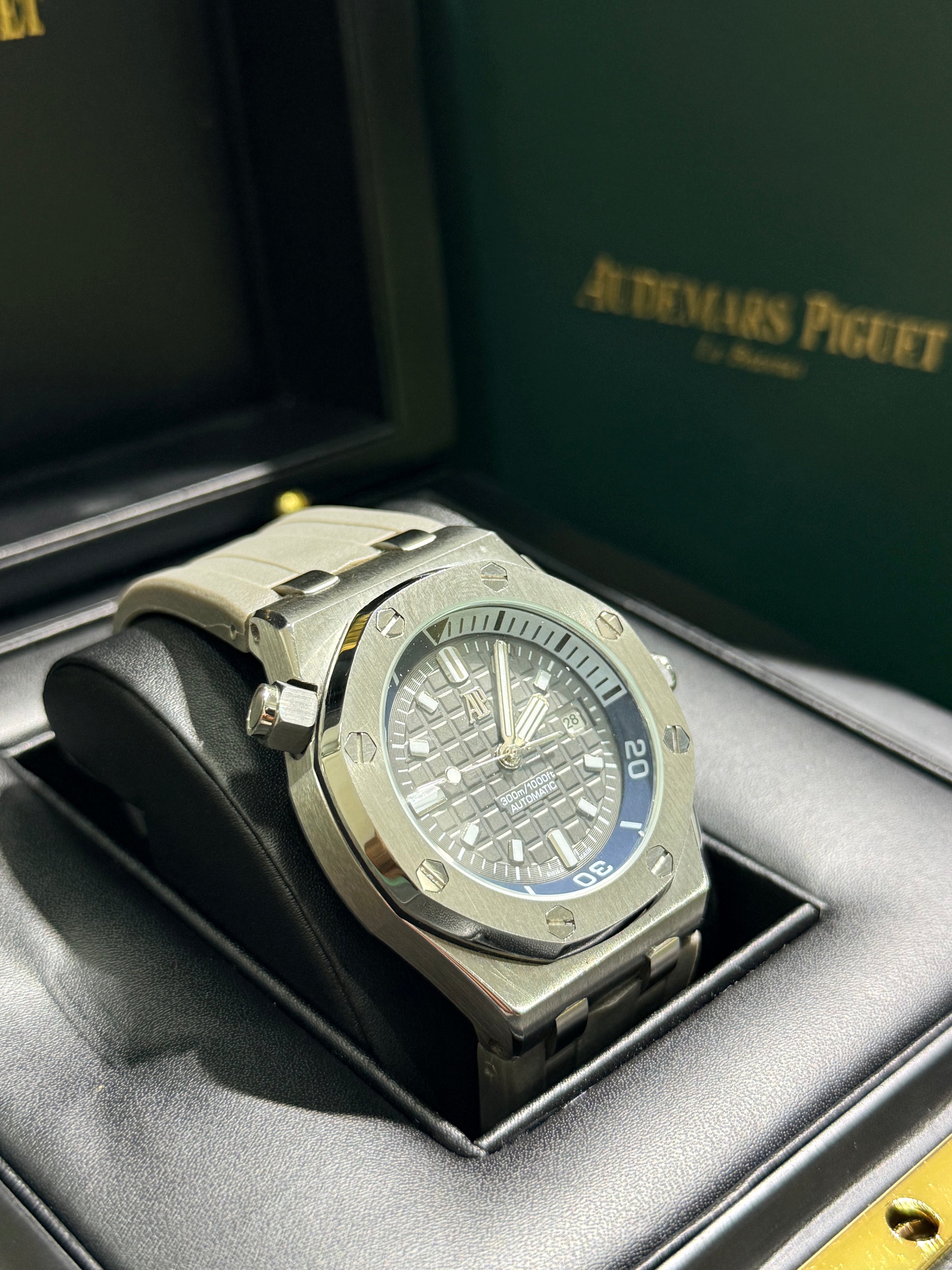 Audemars Piguet - Royal Oak Offshore Diver / Cinza